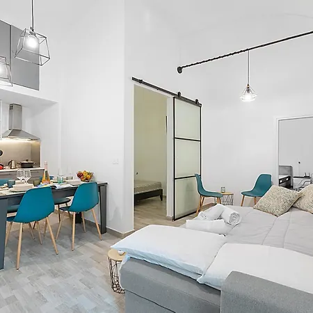 Saro House, Centre Apartment For 6 - Happy Rentals * Санремо