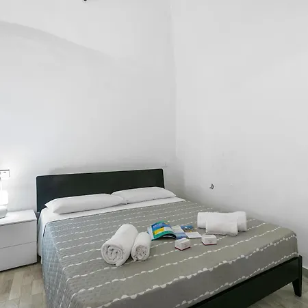 Saro House, Centre Flat For 6 - Happy *
