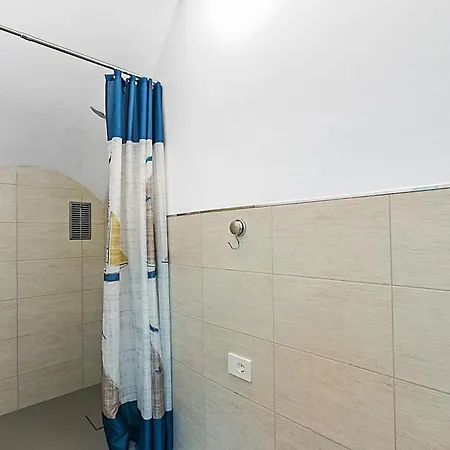 Saro House, Centre Apartment For 6 - Happy Rentals * Санремо